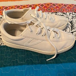 Tretorn white tennis shoes size 7.5